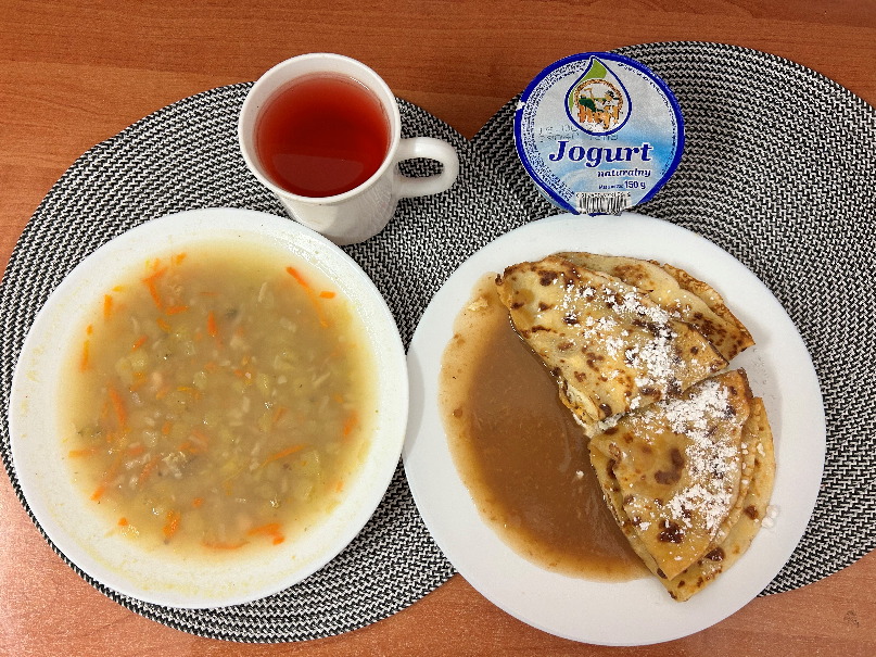 Na zdjęciu: Fasolowa z ziemniakami, Naleśniki z serem, Mus z jabłek, Kompot owocowy, Jogurt naturalny